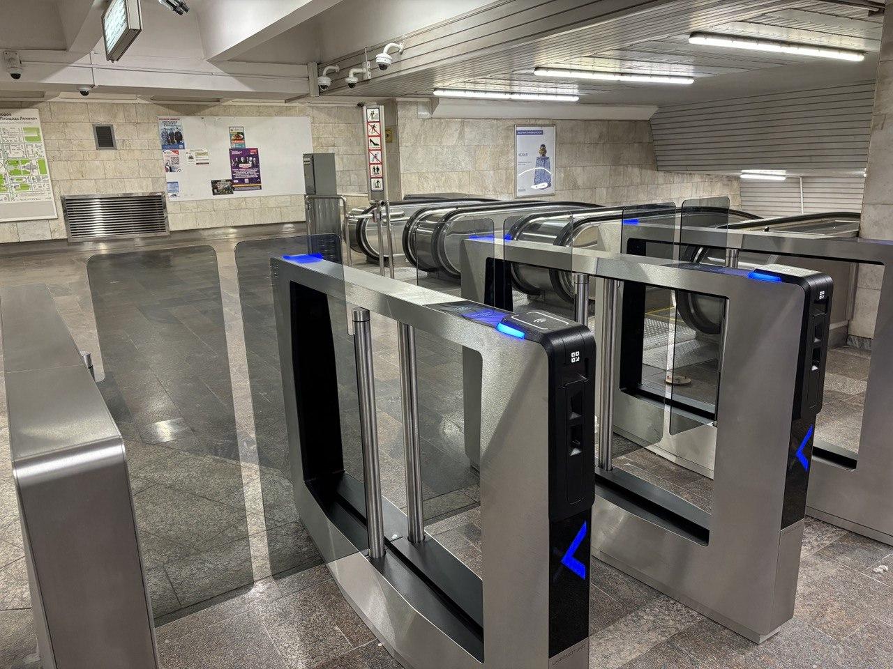 Фото В Новосибирске на станции метро «Площадь Ленина»  установили новые турникеты за 41 млн рублей 3